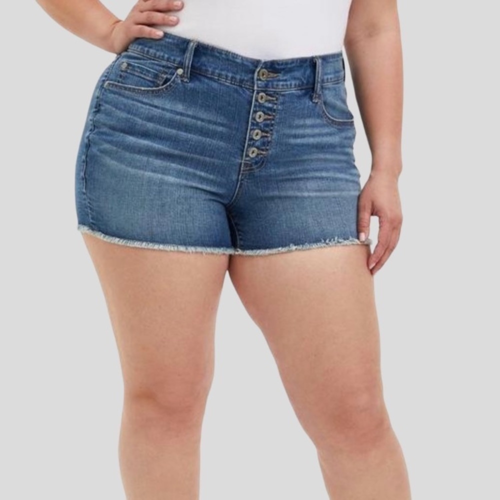 Torrid 3.5 Inch Perfect Vintage Stretch Mid-Rise medium wash Short size 22